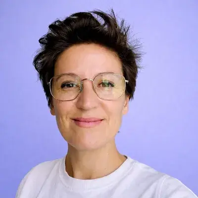 Retrato de Ana Dee, tutora del taller Orquestación Agéntica