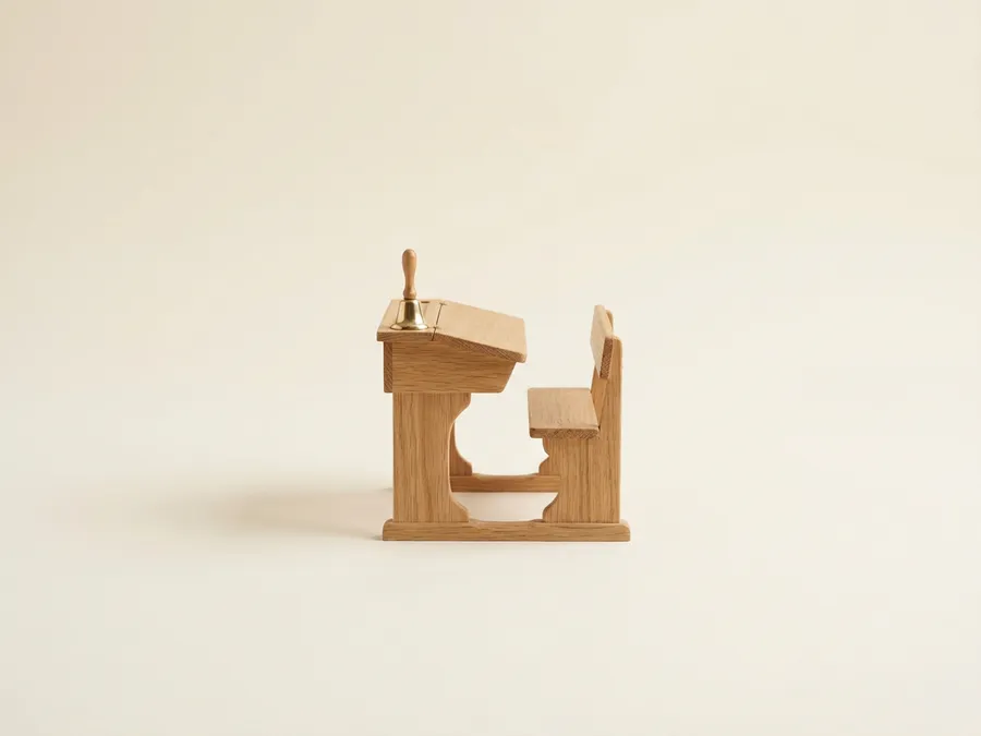 Pupitre de roble en miniatura con una campanilla de latón
