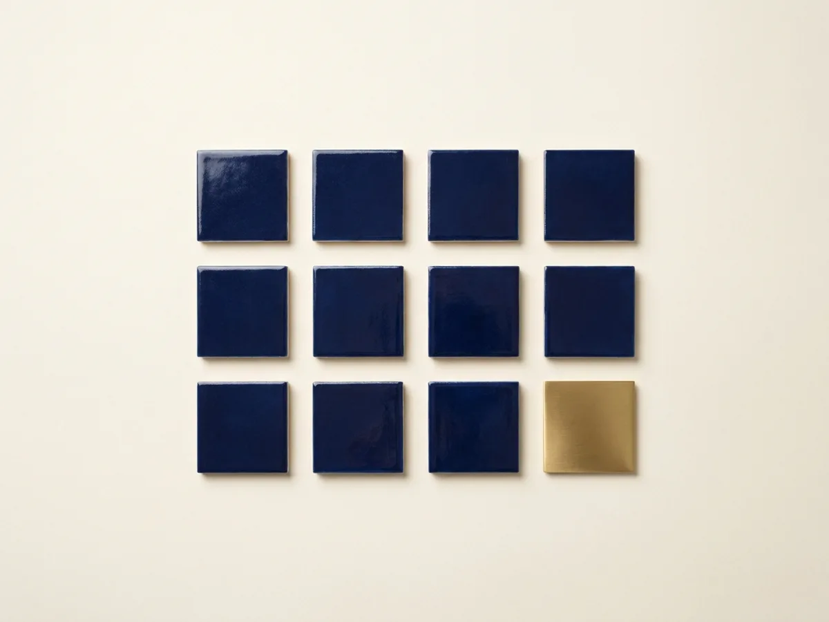 Retícula de azulejos azul marino con una celda de latón